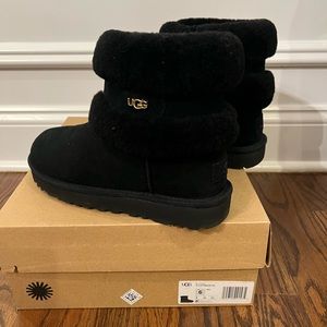 Brand new sz 6 black UGGS fluff mini belted. Gold emblem says UGG. Box included.